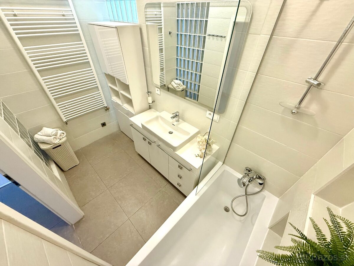 Krásny priestranný 3 izbový byt v centre BA - 9