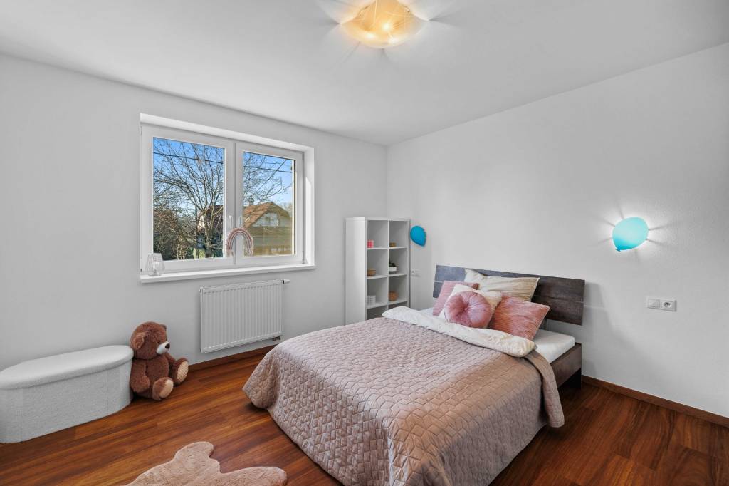 REZERVOVANÉI Predaj 5 - izb.dom v obľúbenej lokalite Ivanka - 9