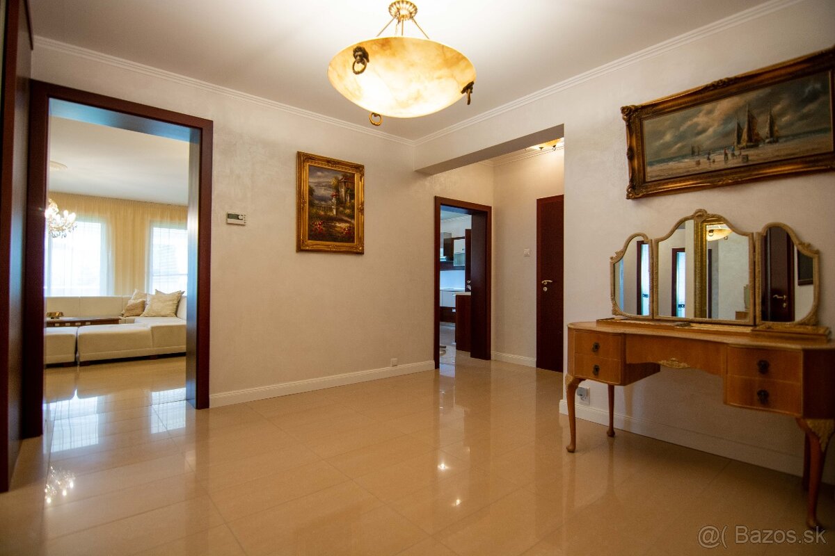 ZNÍŽENÁ CENA Nádherný rodinný dom s nádychom luxusu - 9