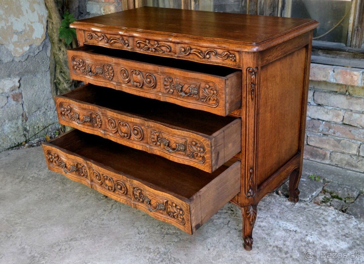 Vyrezávaná dubová komoda - 9