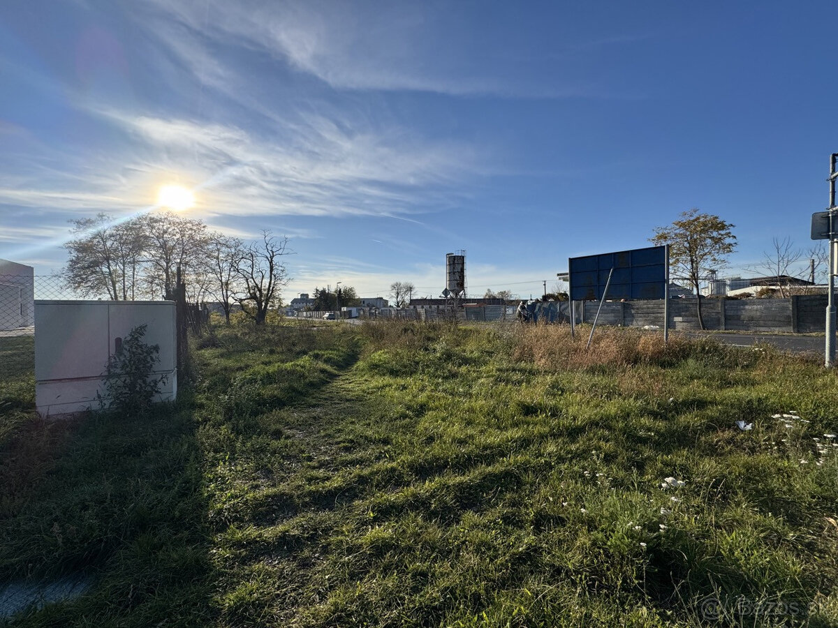 10 árový pozemok pri obchodnom centre v Moste pri BA - 9