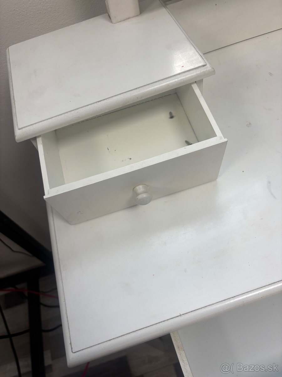 Kozmetický stolík - 9