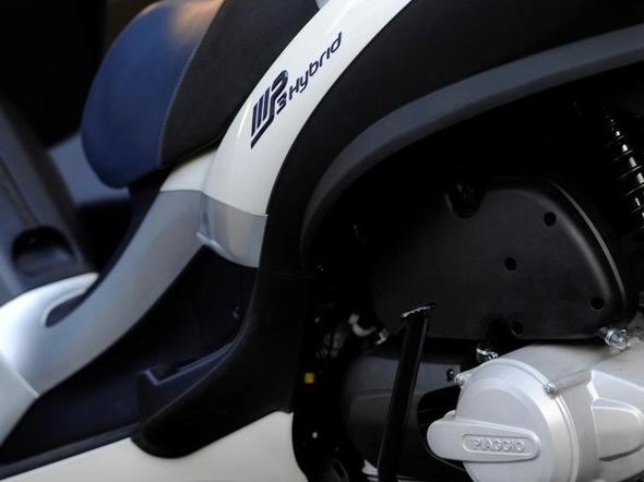 Piaggio MP3 300ie HYBRID - vodičak “B” - 9