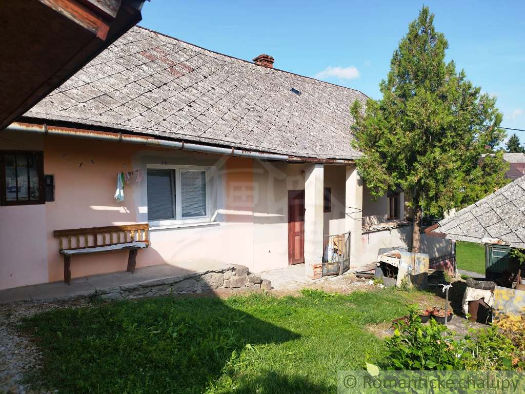 Z časti rekonštruovaný gazdovský dom v obci Hrušov - 9