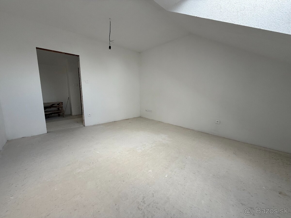 Na predaj 3-izbový podkrovný byt s loggiou v historickom cen - 9