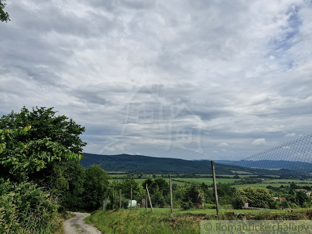 Pozemok s pivničným domčekom - najkrajší výhľad v Pukanci - 9