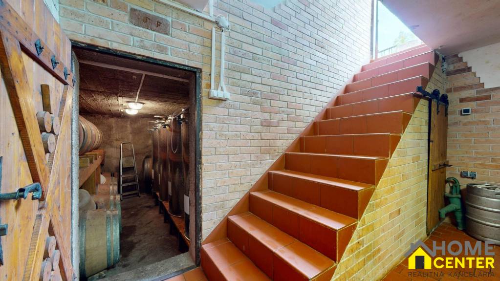 NA PREDAJ POSCHODOVÁ CHATA S VYNICOU A VÍNNOU PIVNICOU NEĎAL - 9