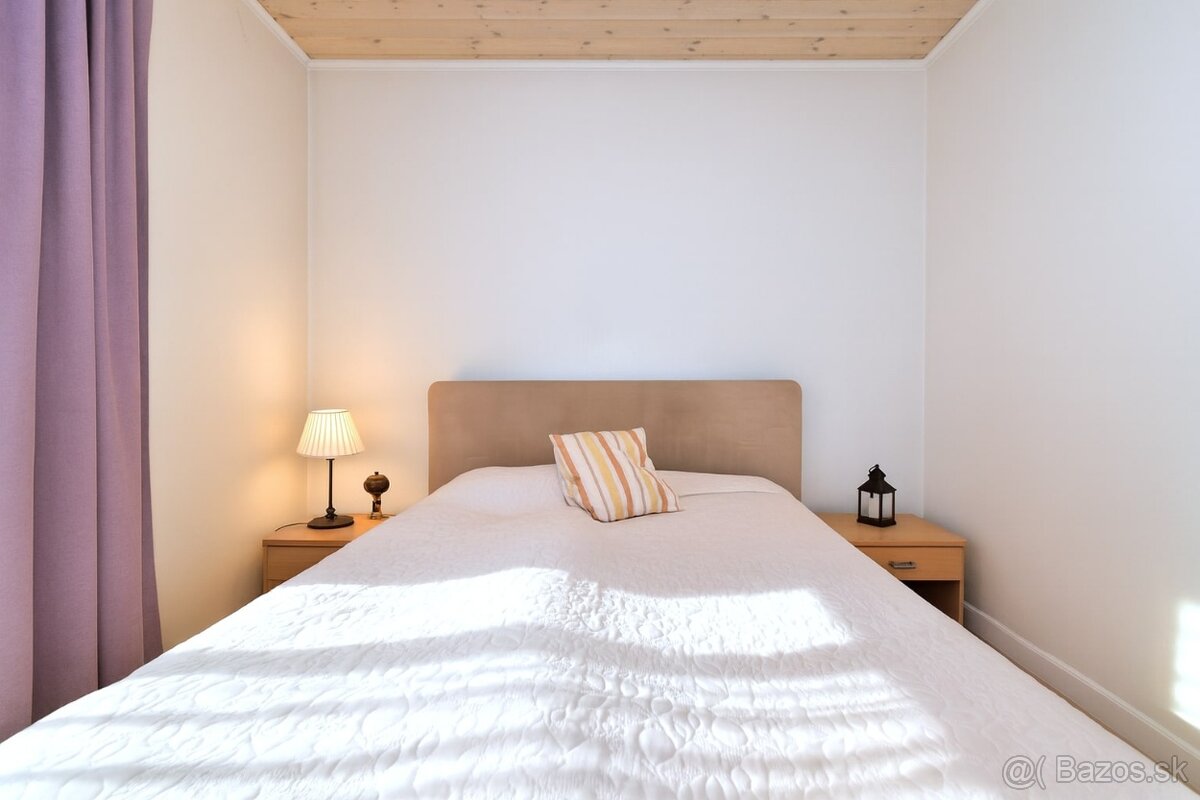 Rodinný dom s dvoma bytmi, 2 garáže, záhrada, bazén, DS - 9