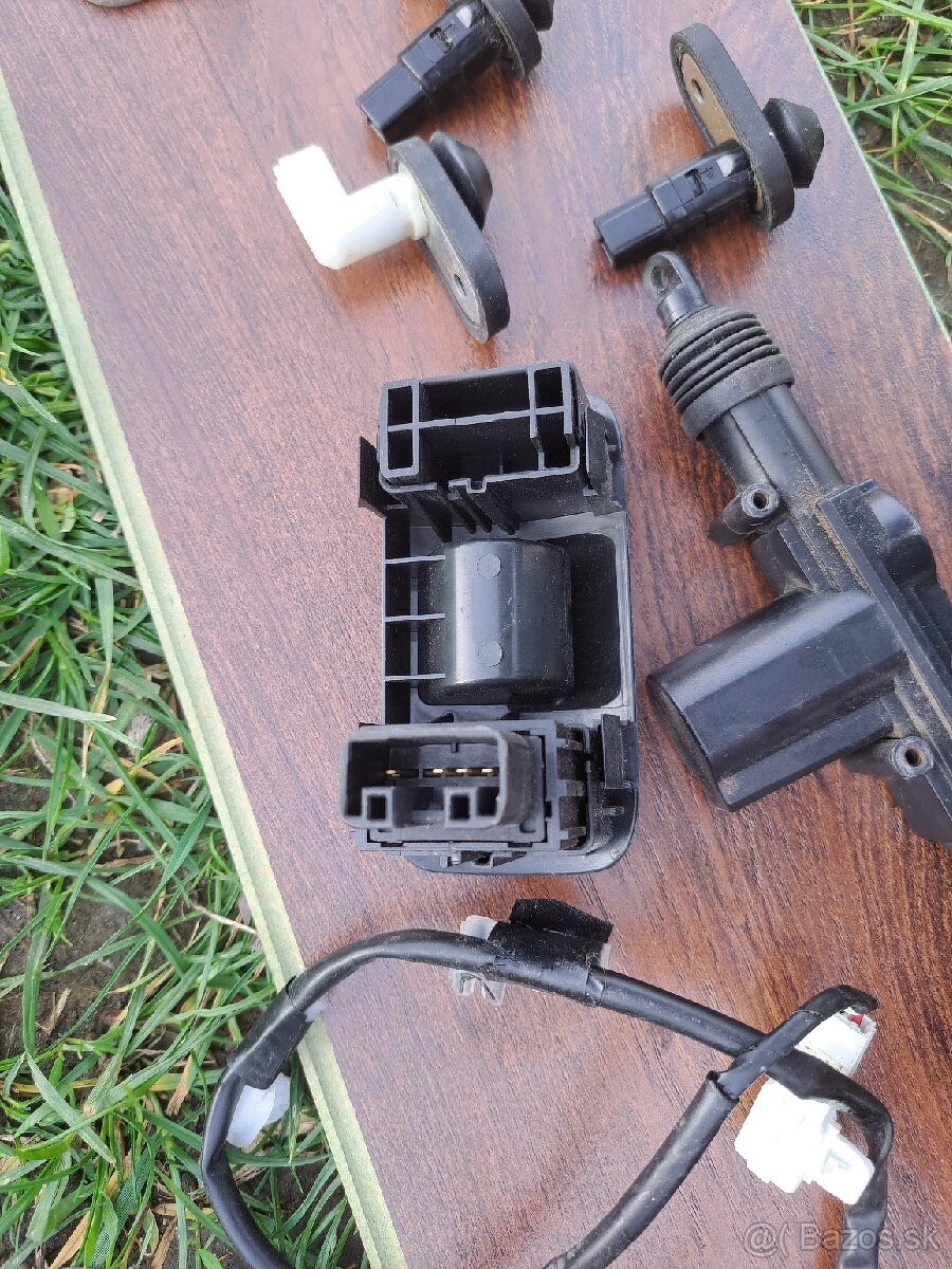 Vsetko spolu za 60€ Diely Toyota Yaris 1. generácia - 9