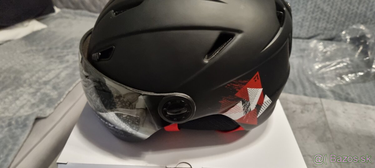 Prilba s okuliarmi - 9