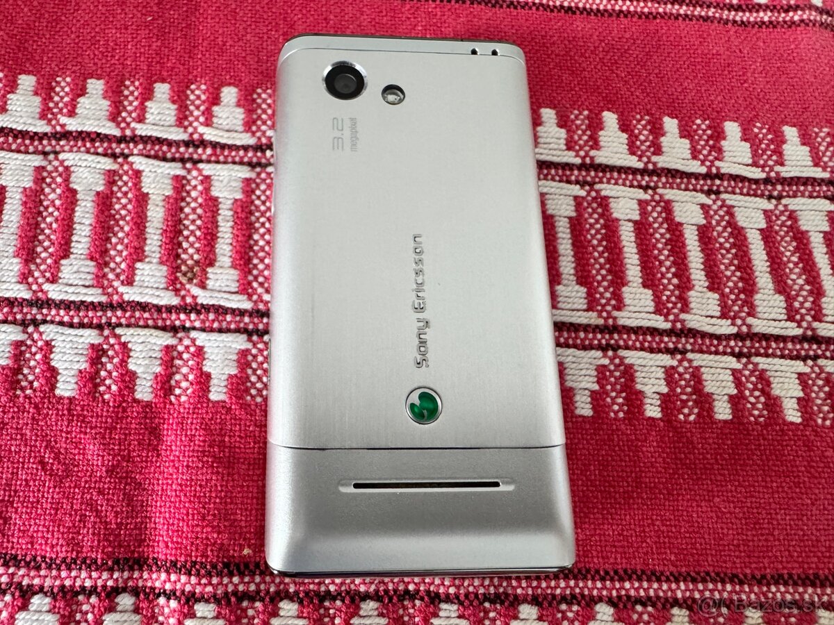 Sony Ericsson T715 - 9