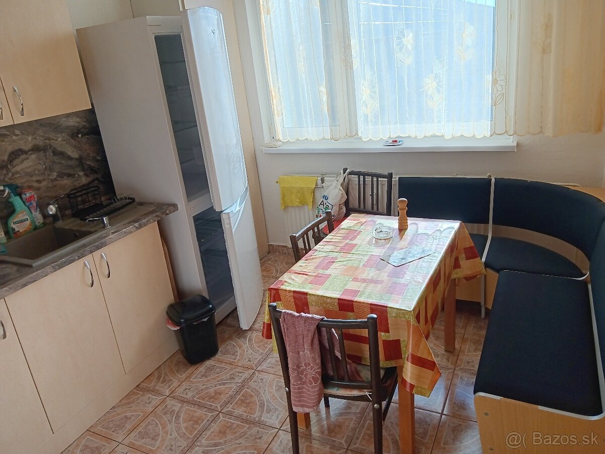 Na dlhodobý prenájom 4 izbový byt, Sečovce - 9