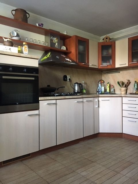 Dom s garážou na peknom rovinatom pozemku. - 9