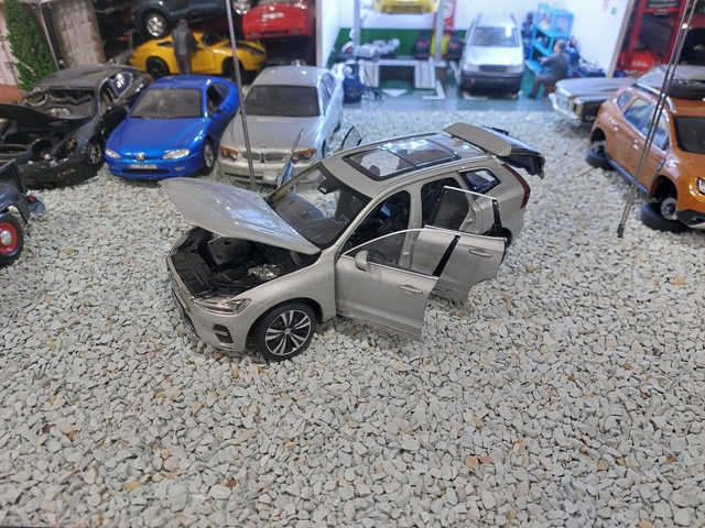 model auta 1:18 Volvo XC60 2022, šedá farba ,Paudi - 9