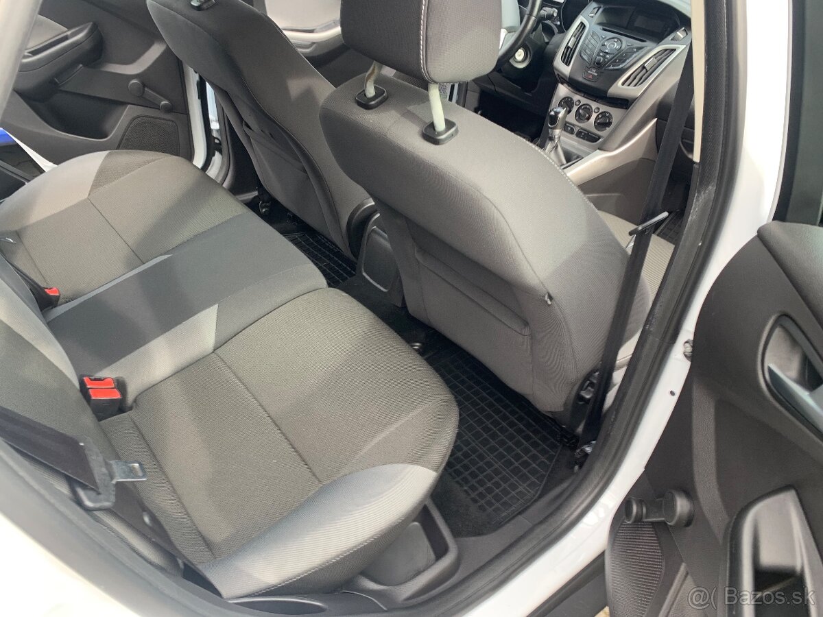 Predám Ford Focus combi 1.0 benzin rok 2013 . - 9