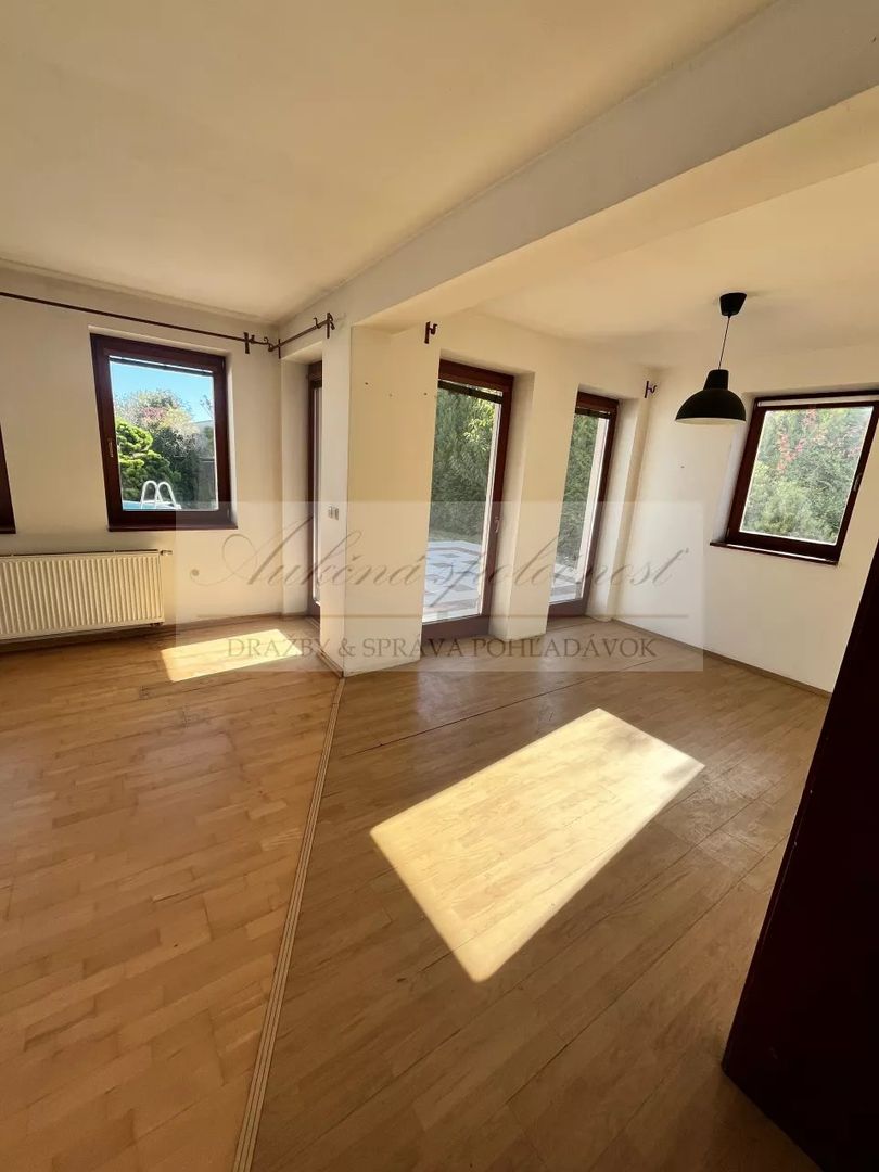 Priestranný rodinný dom na priamy predaj v obci Nová Dedinka - 9