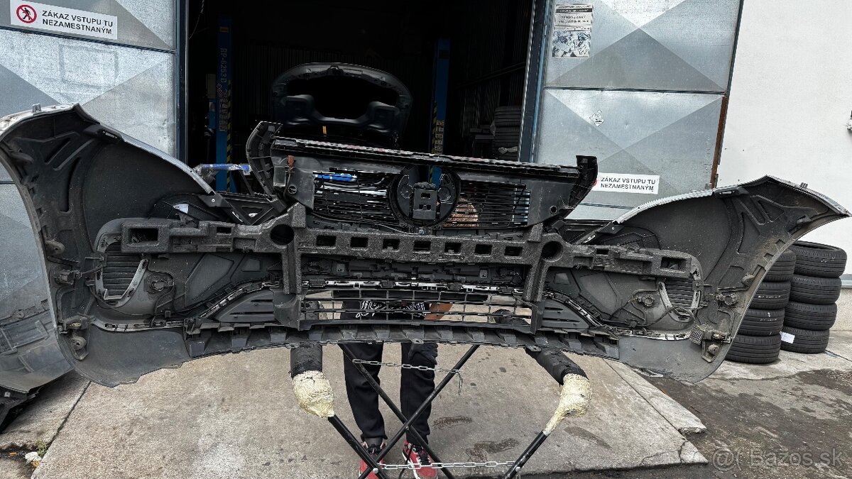 Mercedes EQC predný nárazník maska - 9