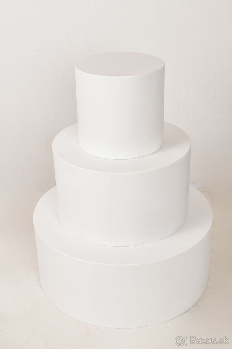 Drevené rekvizity, paravany a pódia.
- 9