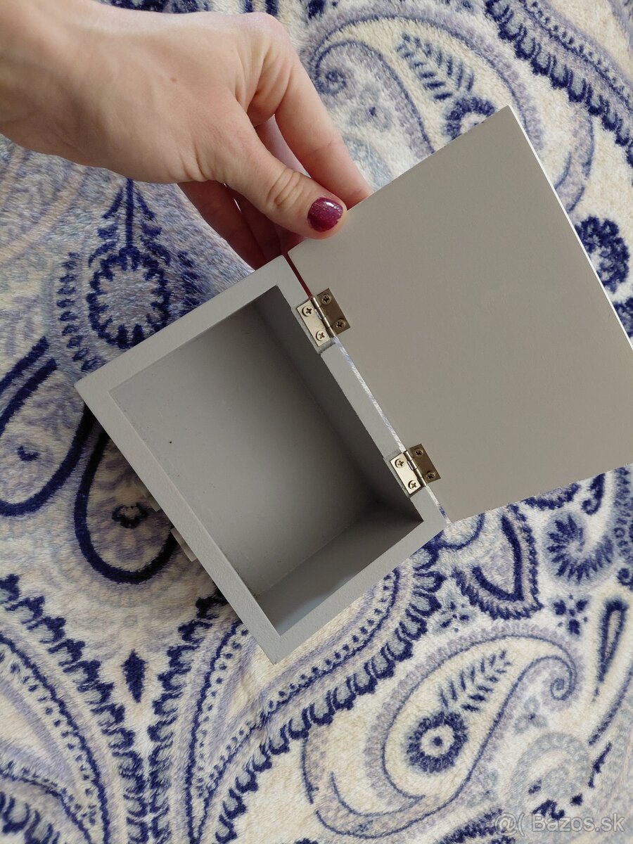 Kniha, spoločenská hra, postavičky, a iné - 9