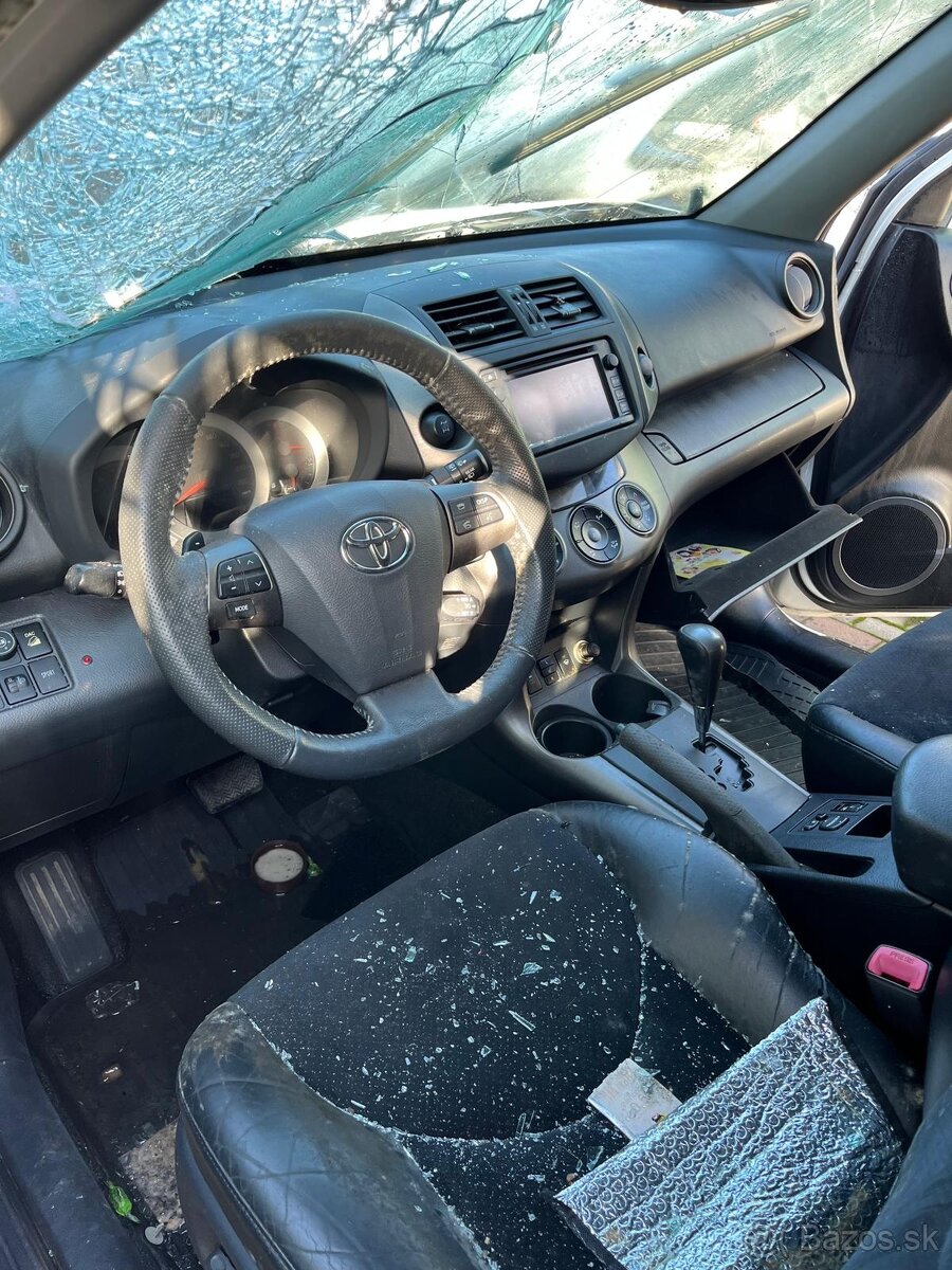 Predám Toyota RAV4 - 9