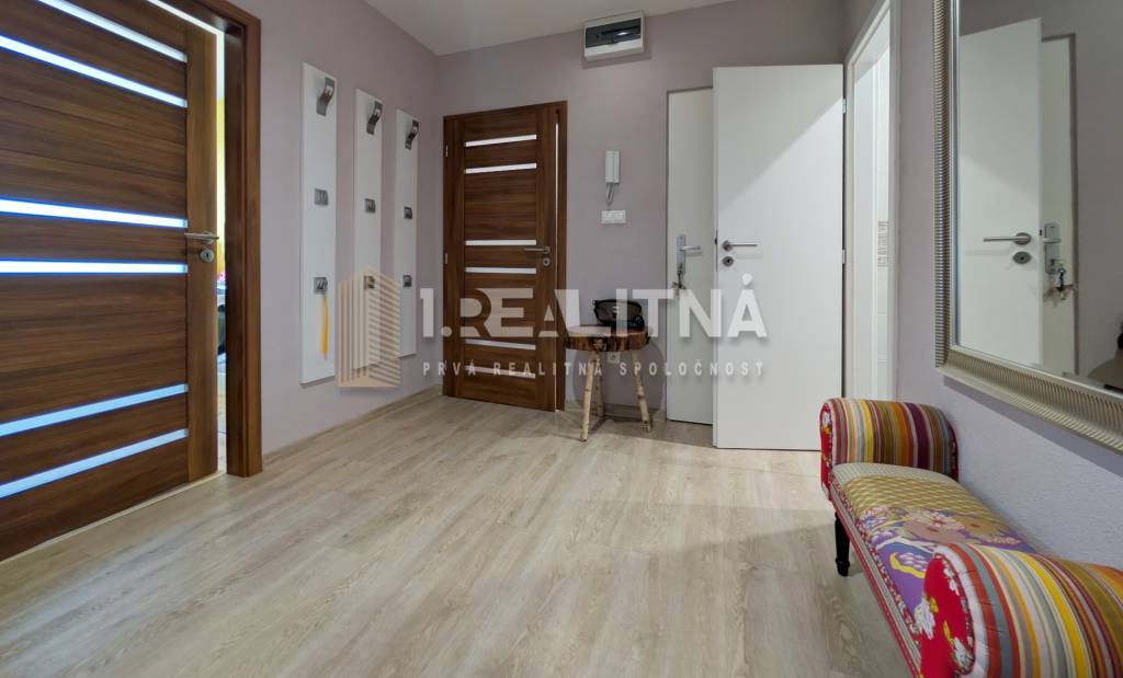 ŠTÝLOVÝ 3,5-IZBOVÝ BYT S NÁBYTKOM NA MIERU, A. HLINKU, ZVOLE - 9