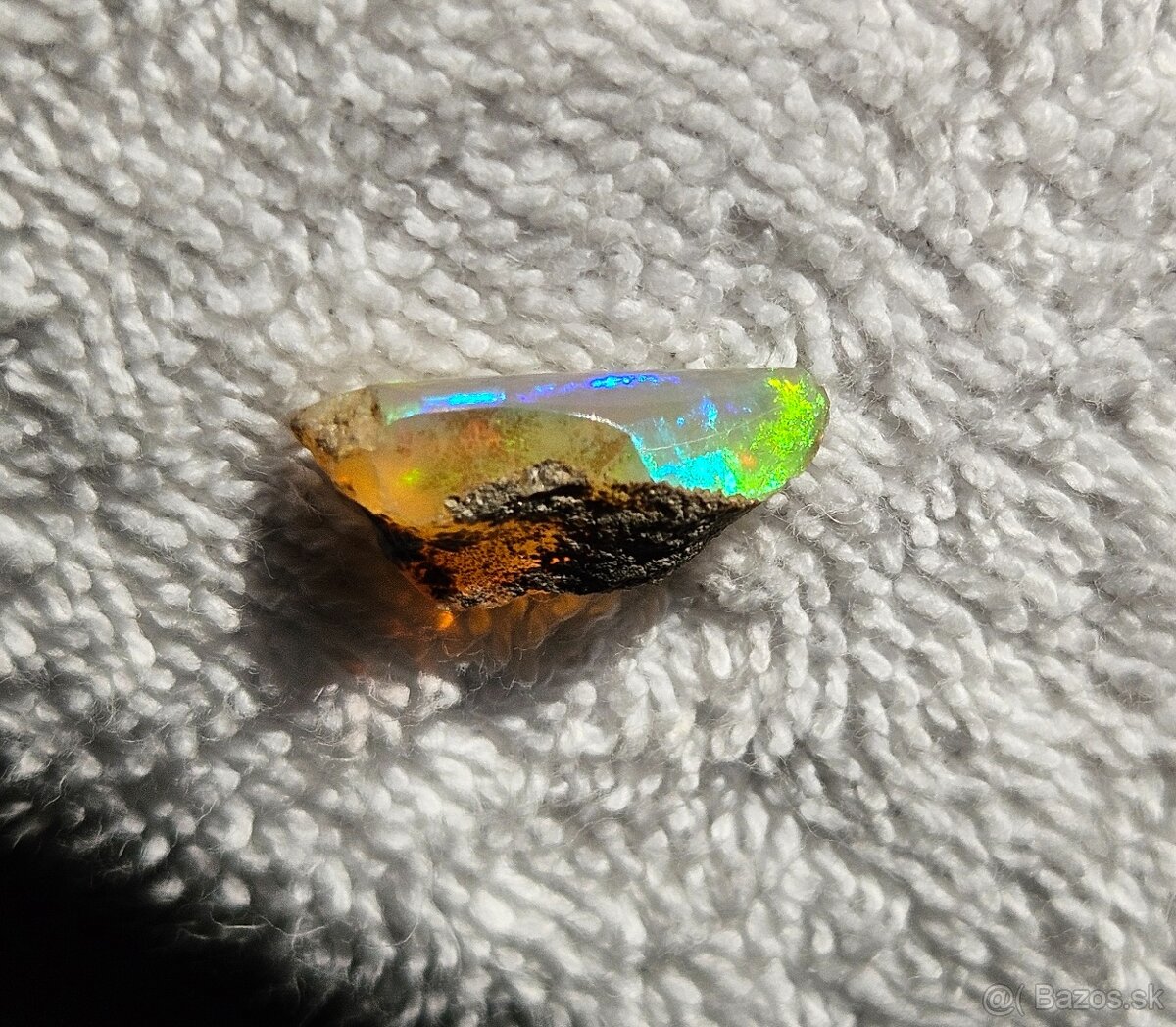 Priehľadný medový drahý opál s veľmi výraznou farbohrou - 9