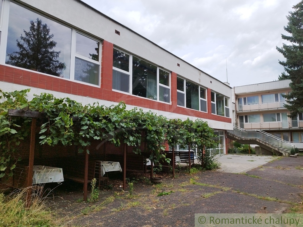 Hotel FLÓRA s bazénom, wellness a vyše 1,5Ha pozemkom, Du - 9