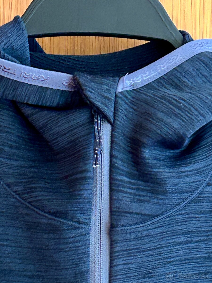 KVALITNÁ MIKINA s kapucňou zn.KARI TRAA č.L - 9