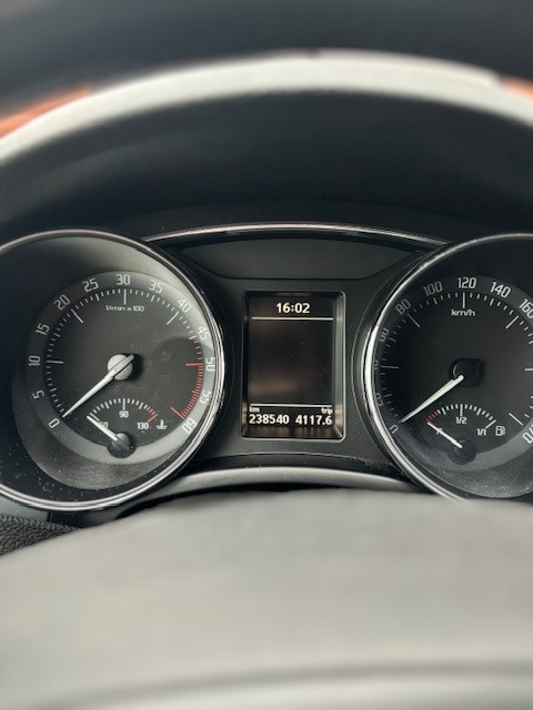 Predám Škoda Superb 2.0 TDi DSG L&K - 9