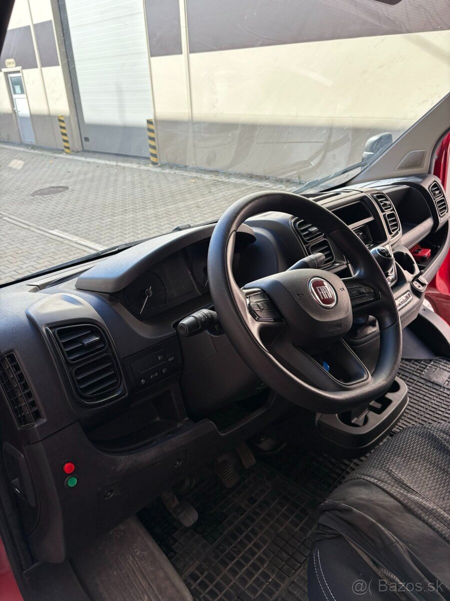 FIAT DUCATO r.v. 2022 - skriňová dodávka s hydraulickým zvíh - 9