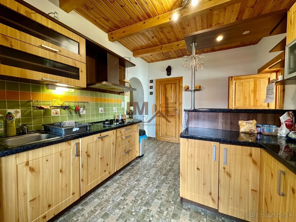 NA PREDAJ MODERNÝ ZREKONŠTRUOVANÝ 4i RODINNÝ DOM S GARÁŽOU - 9