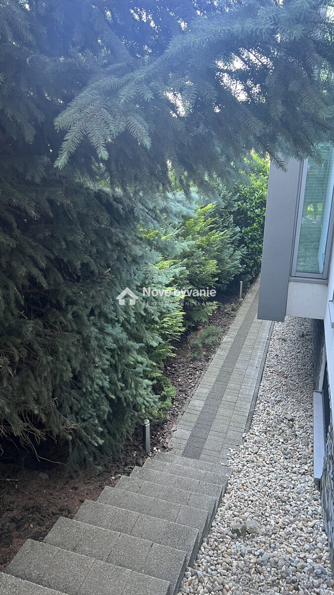 V LUKRATÍVNEJ LOKALITE-KOLIBA-NA PREDAJ VILA,min. - 7 izb - 9