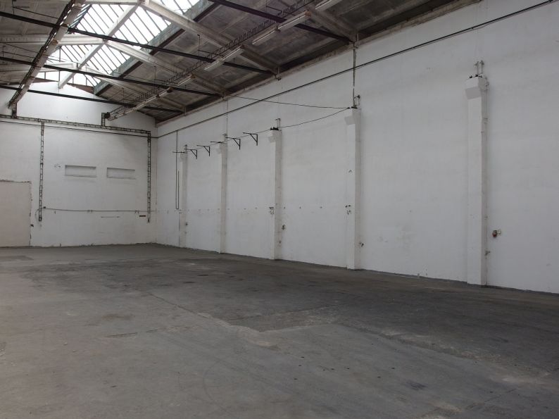 Skladové priestory v oplotenom areáli s vrátnikom - 9