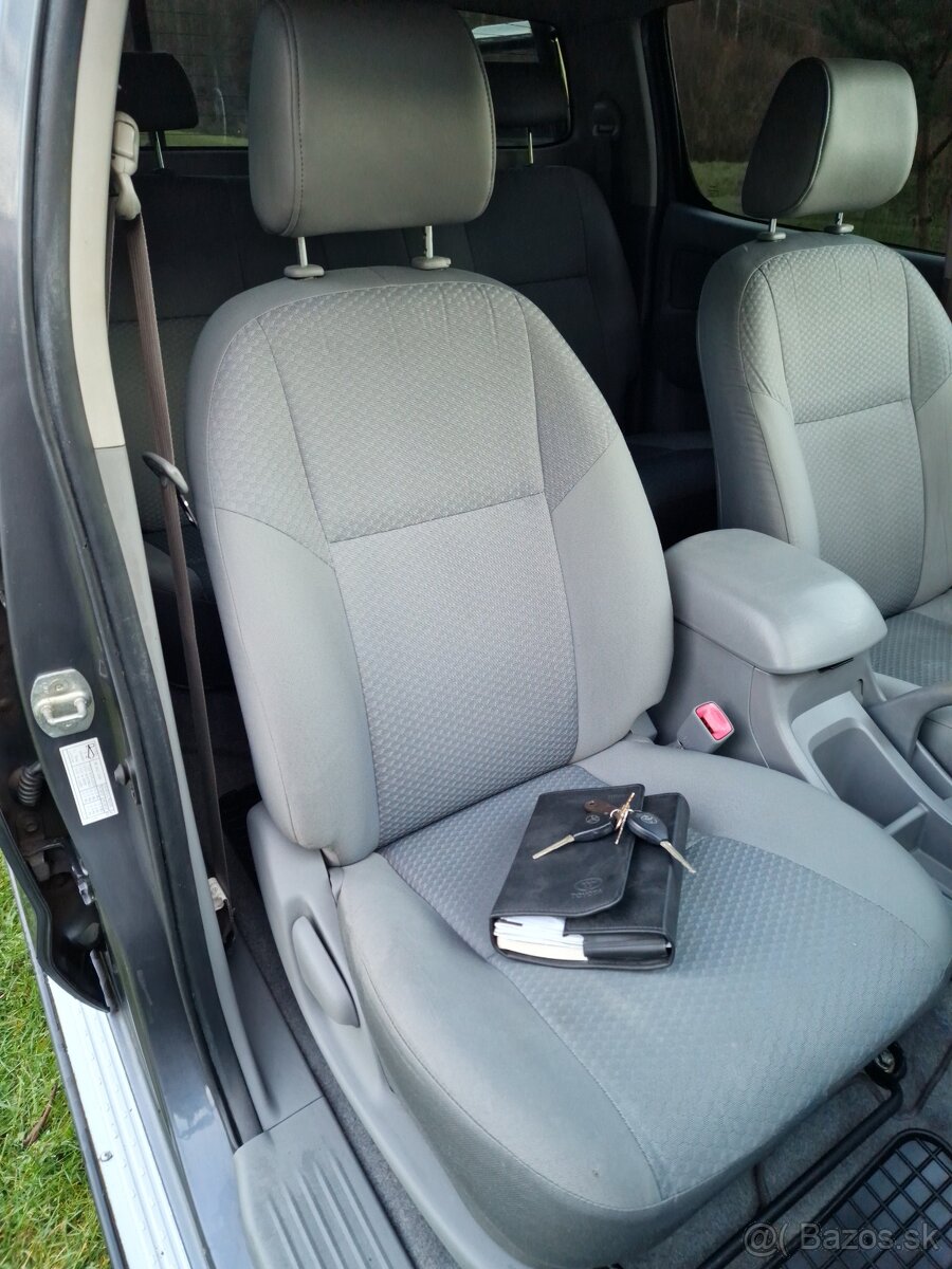 Toyota Hilux 2.5 D-4D 4X4 UZÁVIERKA UKÁŽKOVÝ STAV - 9