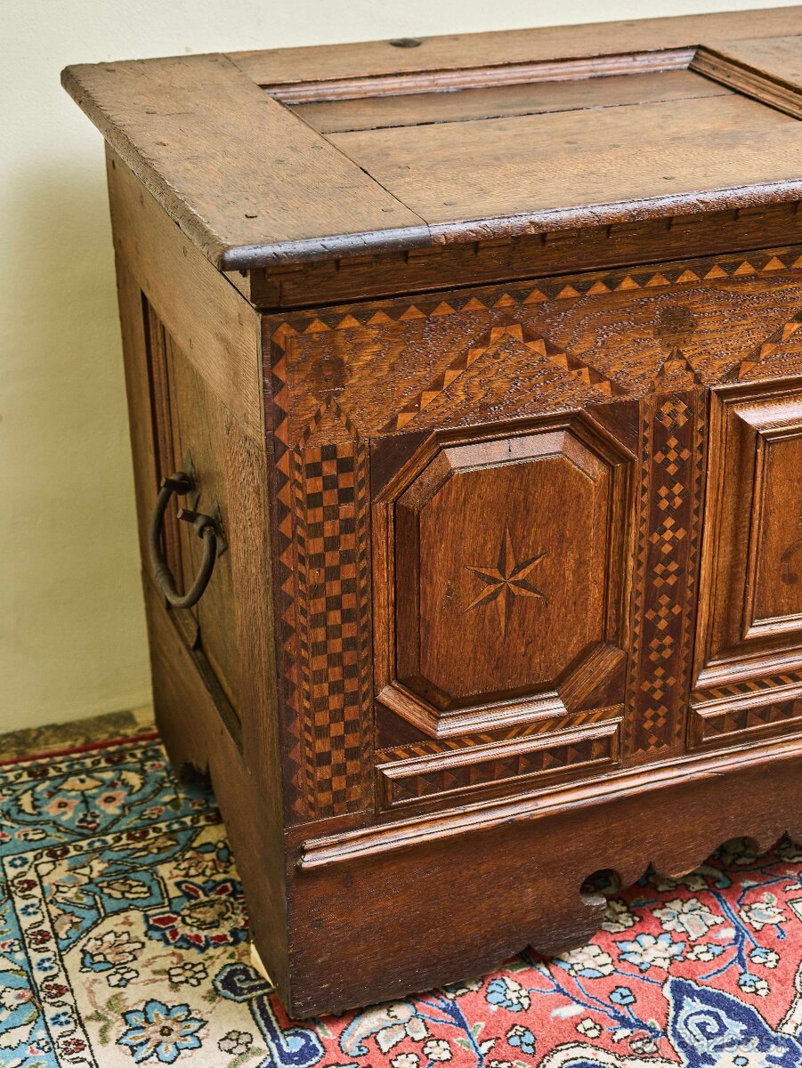 Intarzovaná dubová truhla z 18. storočia - 9