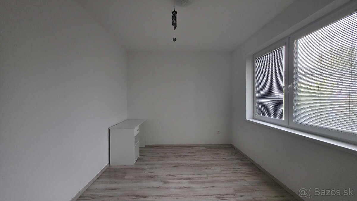 Predaj 4 izbový bungalov s pozemkom 663 m2 v obci Vydrany - 9