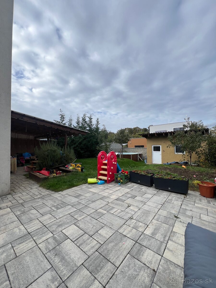 4izbovy 2podlazny dom s bazenom - 9