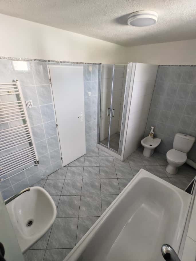 3 izb.veľkometrážny byt- 128 m2 je na prenájom - 9