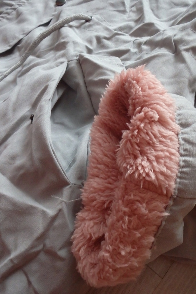 Šedá vetrovka s ružovou kožušinkou - 9