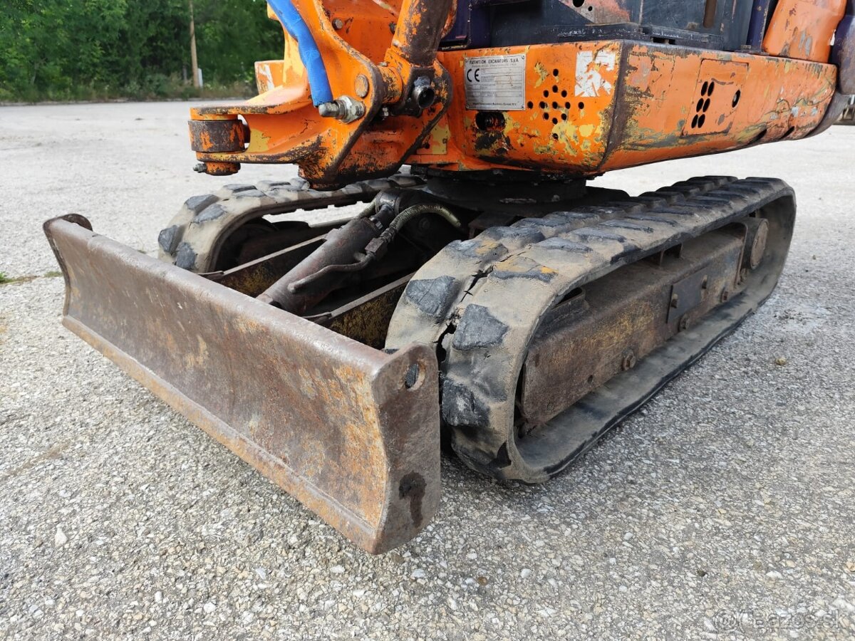 Minibáger Hitachi FH15. 2x lyžica - 9