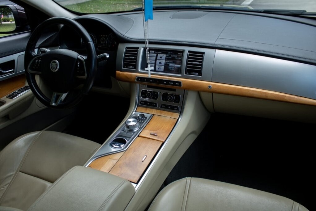 Jaguar XF 2.2D Premium Luxury - 9