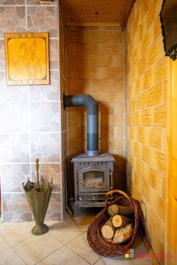 Na predaj záhradná chatka v retro štýle s upravenou záhradou - 9