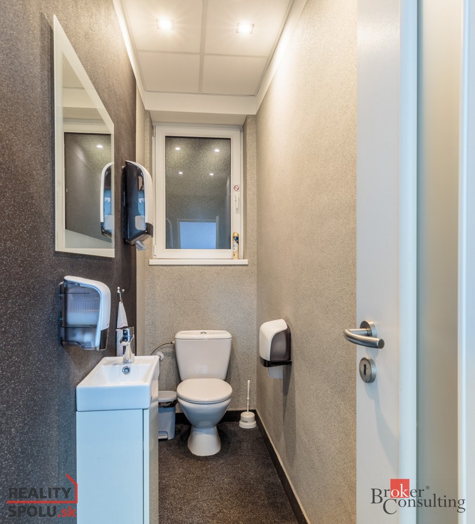Prenájom komerčných - kancelárskych priestorov - Ružomberok - 9