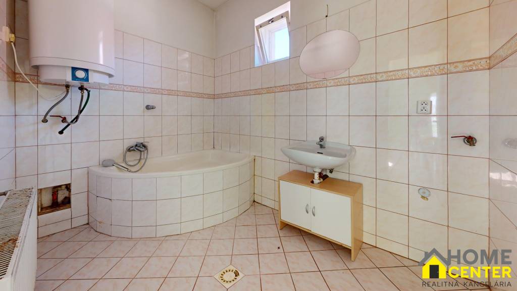 NA PREDAJ 3 IZBOVÝ RODINNÝ DOM V BLÍZKOSTI CENTRA, UL. LESNÁ - 9