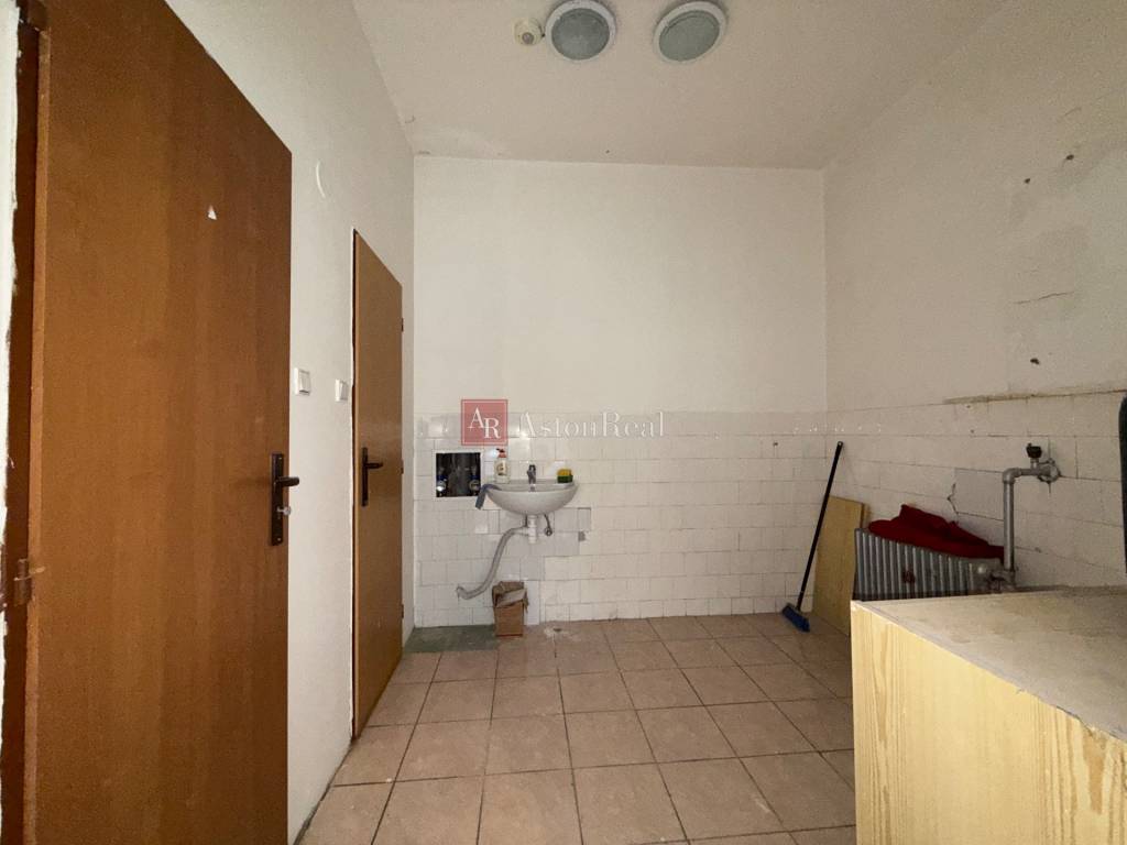 Na predaj obchodný priestor 38m2 v centre mesta Púchov- 1. m - 9