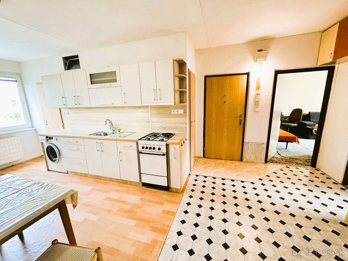 Zvolen, Západ – veľký 3-izb. byt, loggia, výborná lokalita - 9