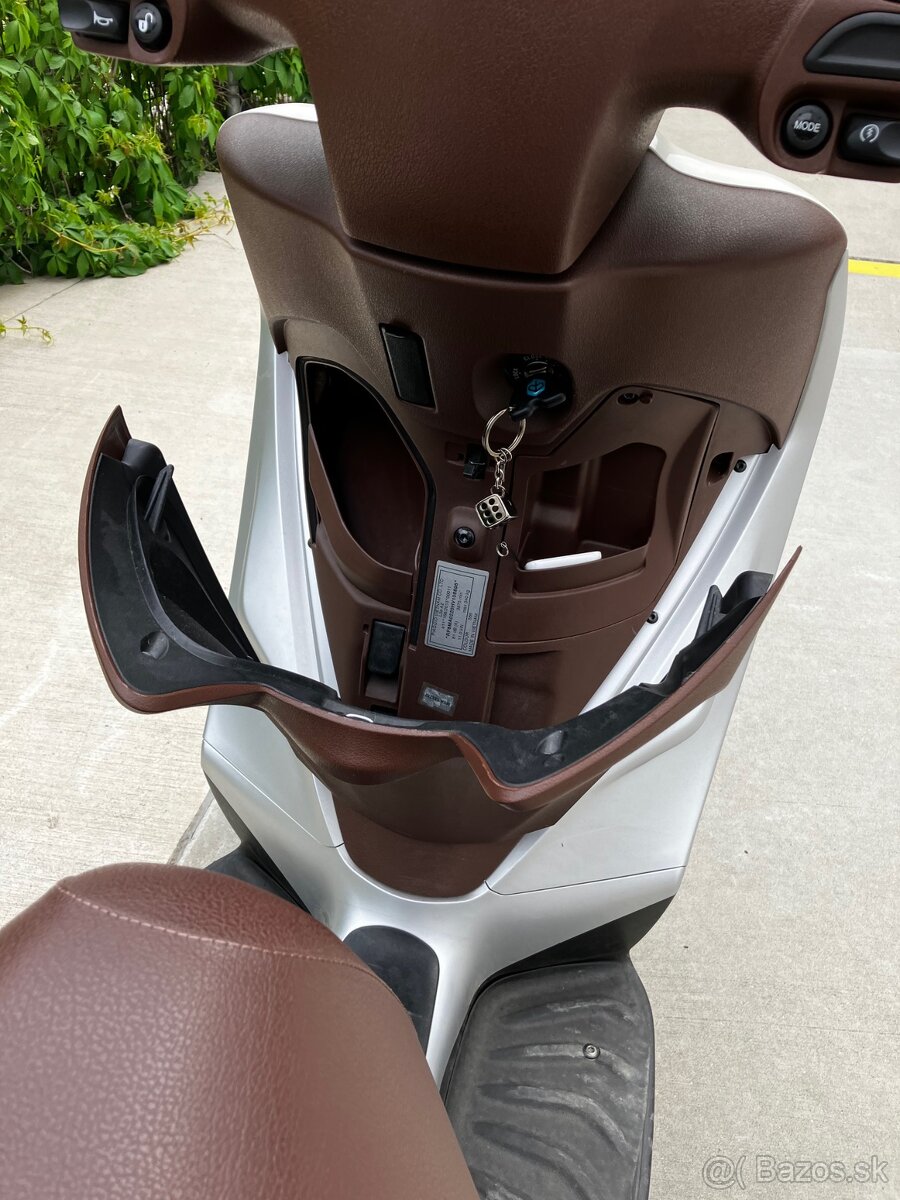 Skúter Piaggio Medley 150 - 9