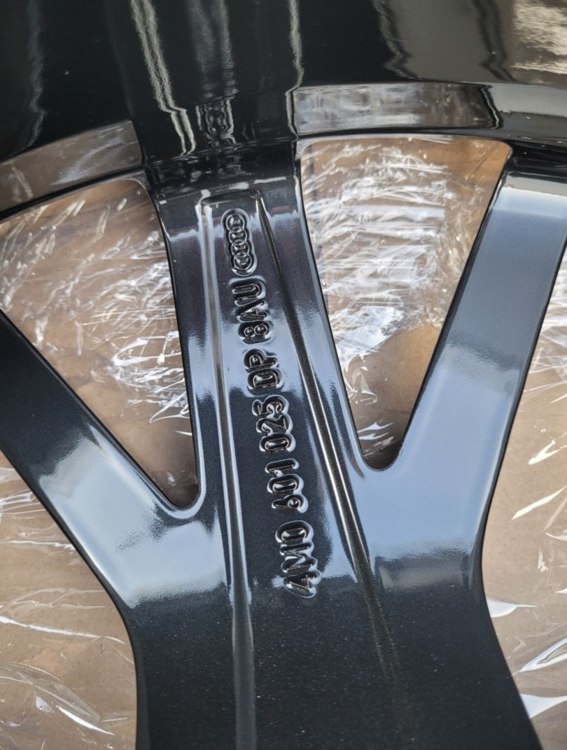 Originální 22 palcové disky Audi Performance pro Q - 9