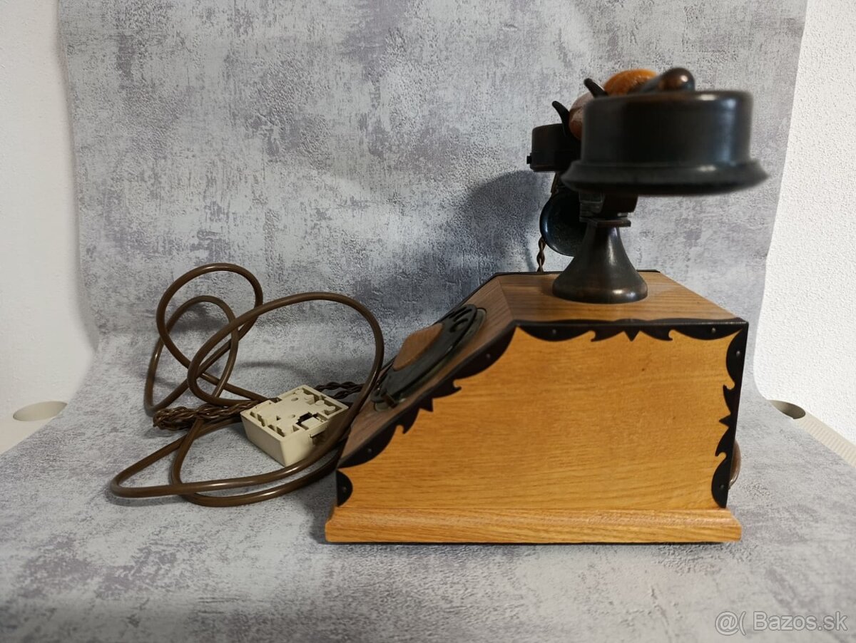 Starý retro telefon Tesla z roku 1979 Velice zachovalý, má č - 9