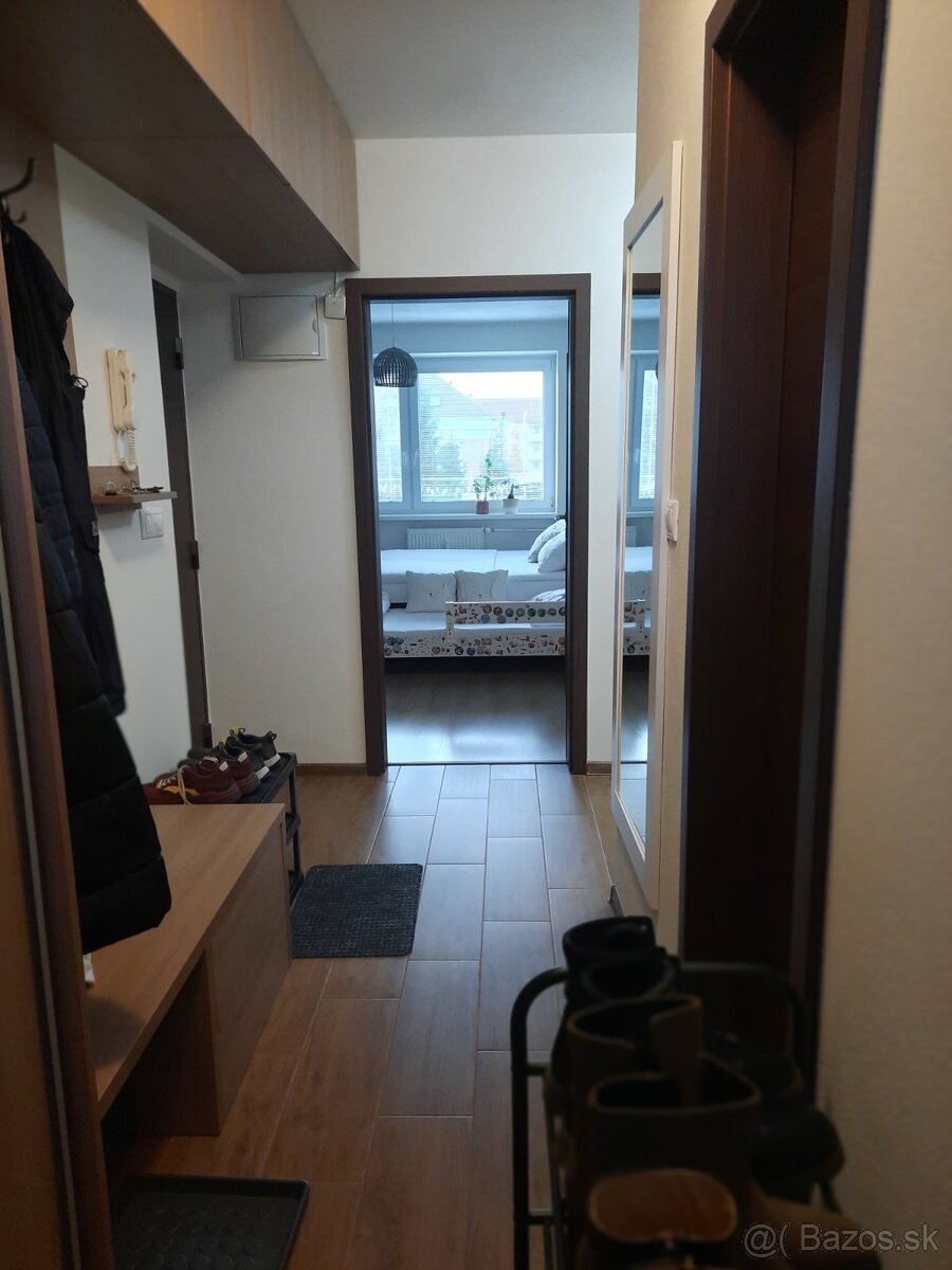 Predám kompletne zariadený 2-izbový byt  na starom sídlisku. - 9